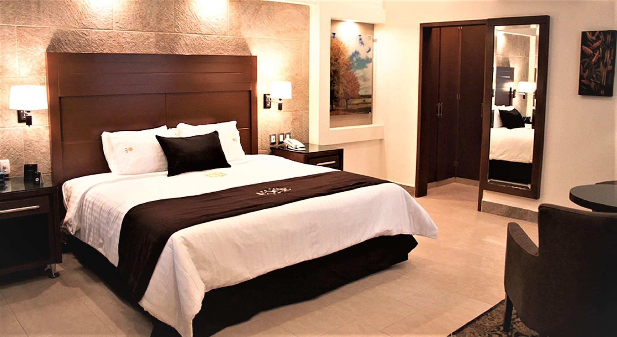 Hotel Ecce Inn & Spa Silao Kültér fotó A bedroom in a hotel