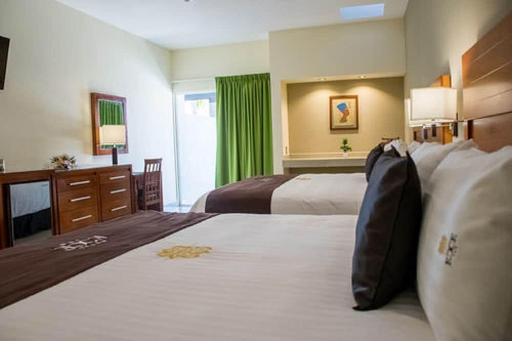 Hotel Ecce Inn & Spa Silao Kültér fotó A typical guest room at the Inn at the Opera