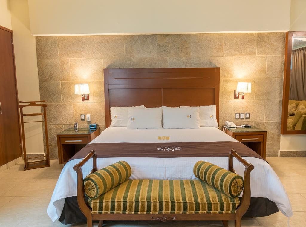 Hotel Ecce Inn & Spa Silao Kültér fotó A bedroom at the Taj Bengal