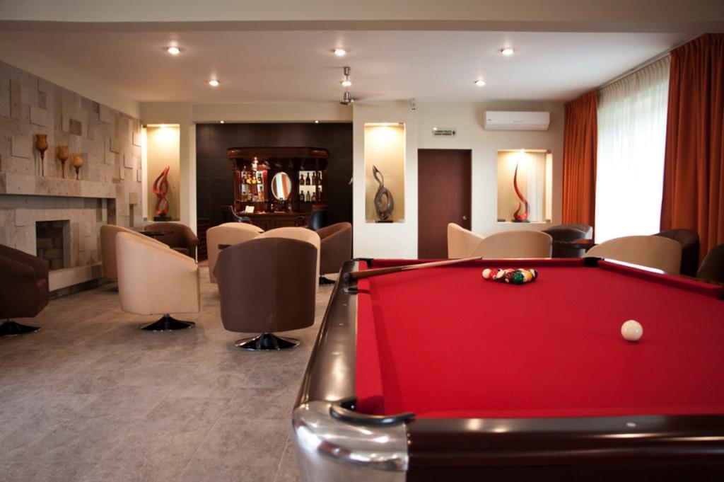 Hotel Ecce Inn & Spa Silao Kültér fotó A pool table in a hotel
