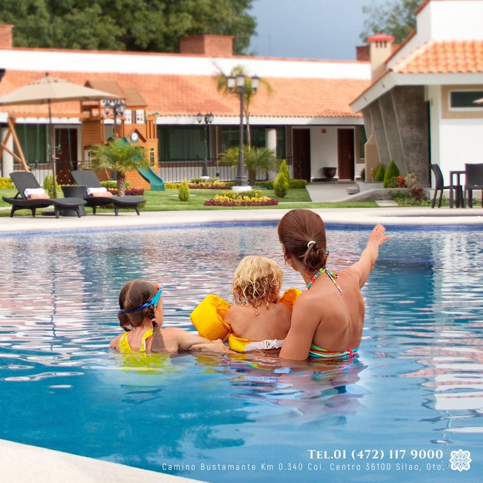 Hotel Ecce Inn & Spa Silao Kültér fotó Family at a pool