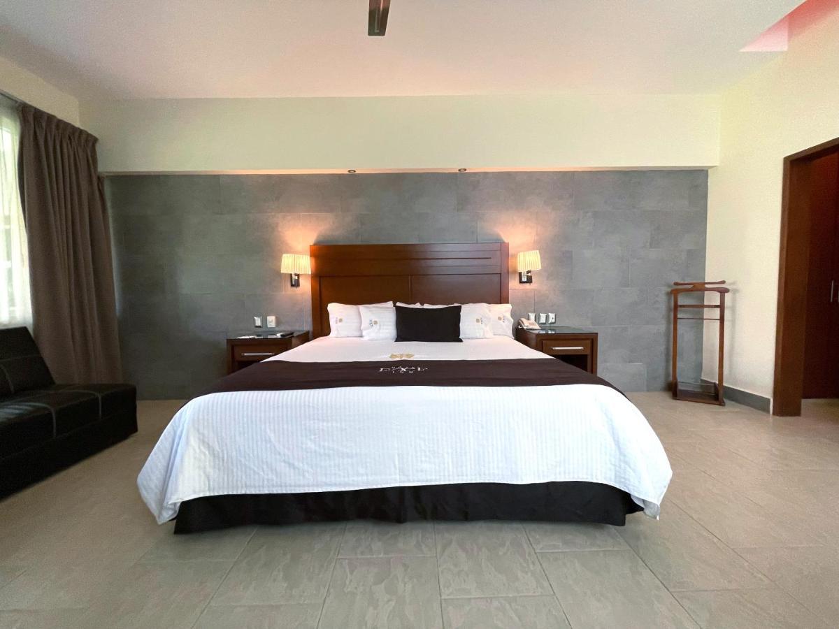 Hotel Ecce Inn & Spa Silao Kültér fotó A bedroom at the hotel
