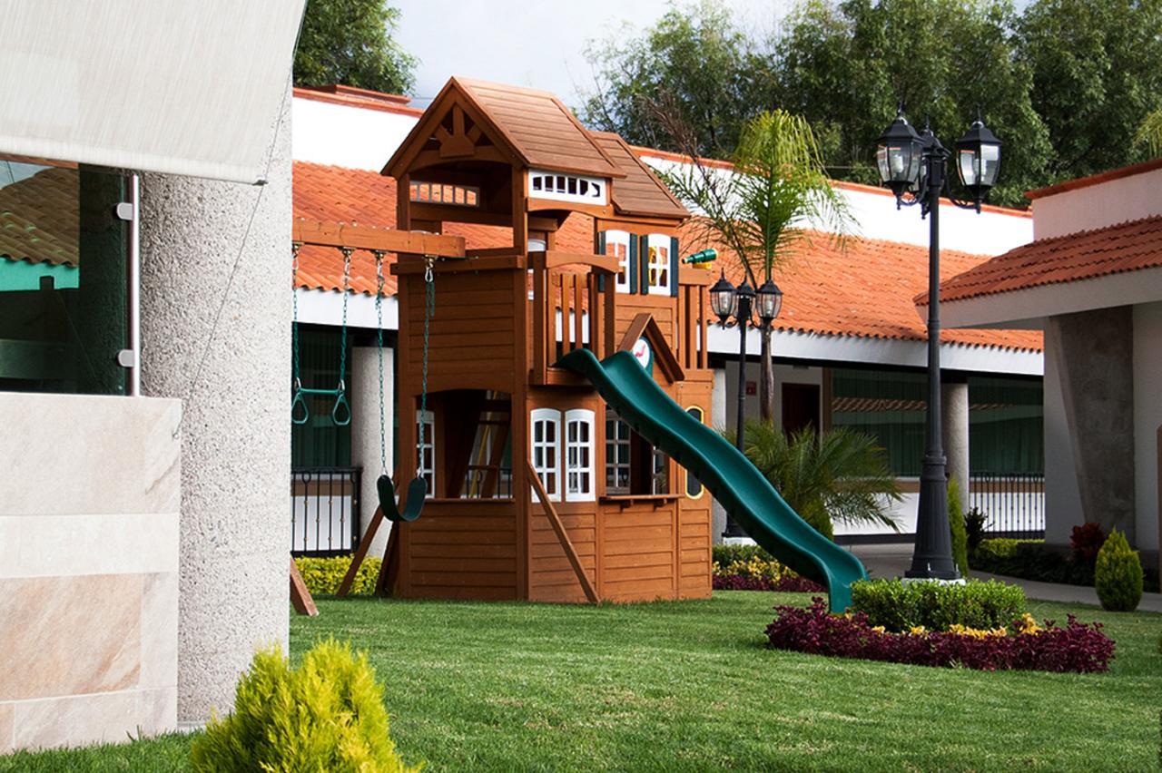 Hotel Ecce Inn & Spa Silao Kültér fotó Playground in a residential area