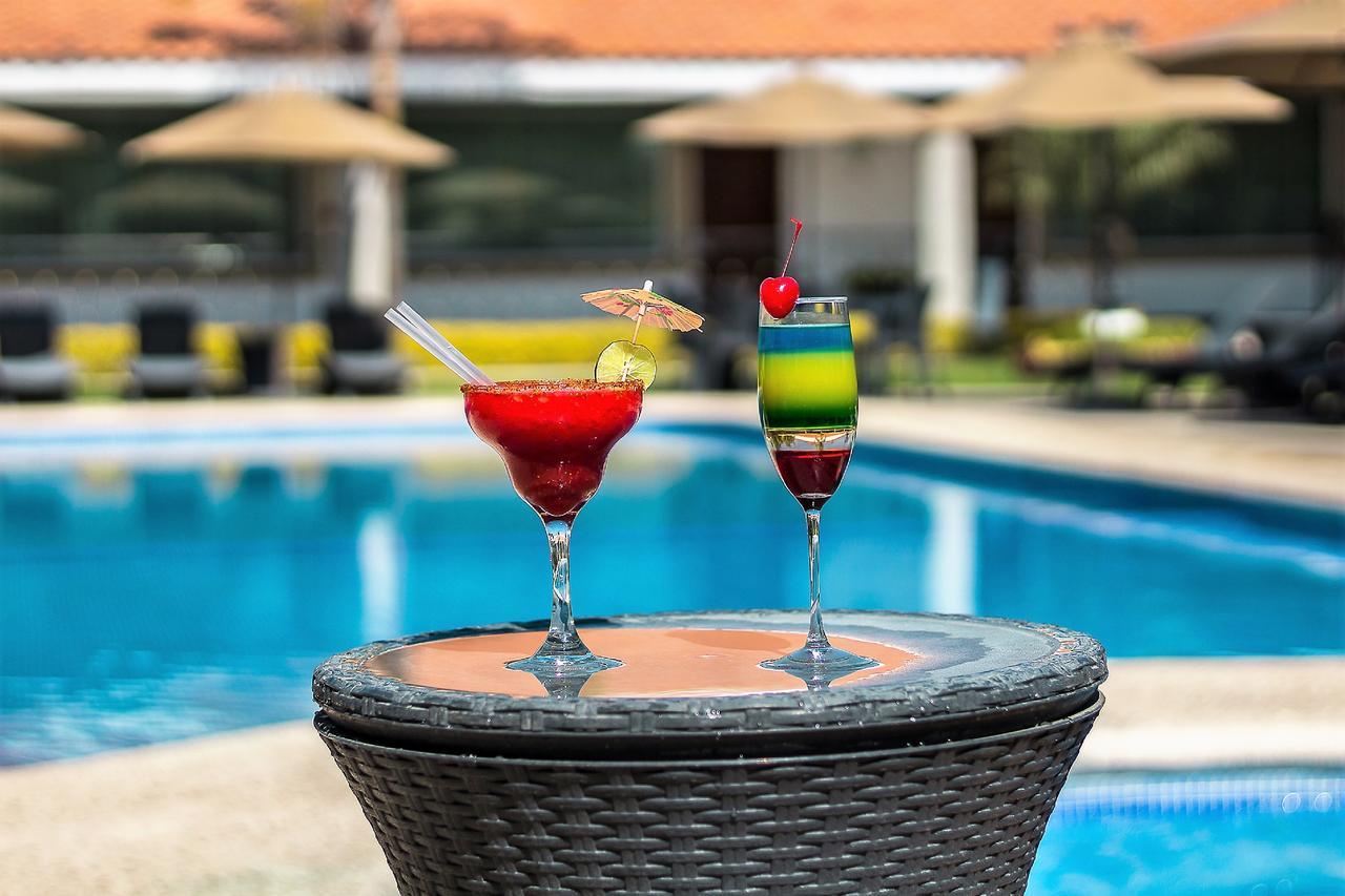 Hotel Ecce Inn & Spa Silao Kültér fotó Poolside at the hotel